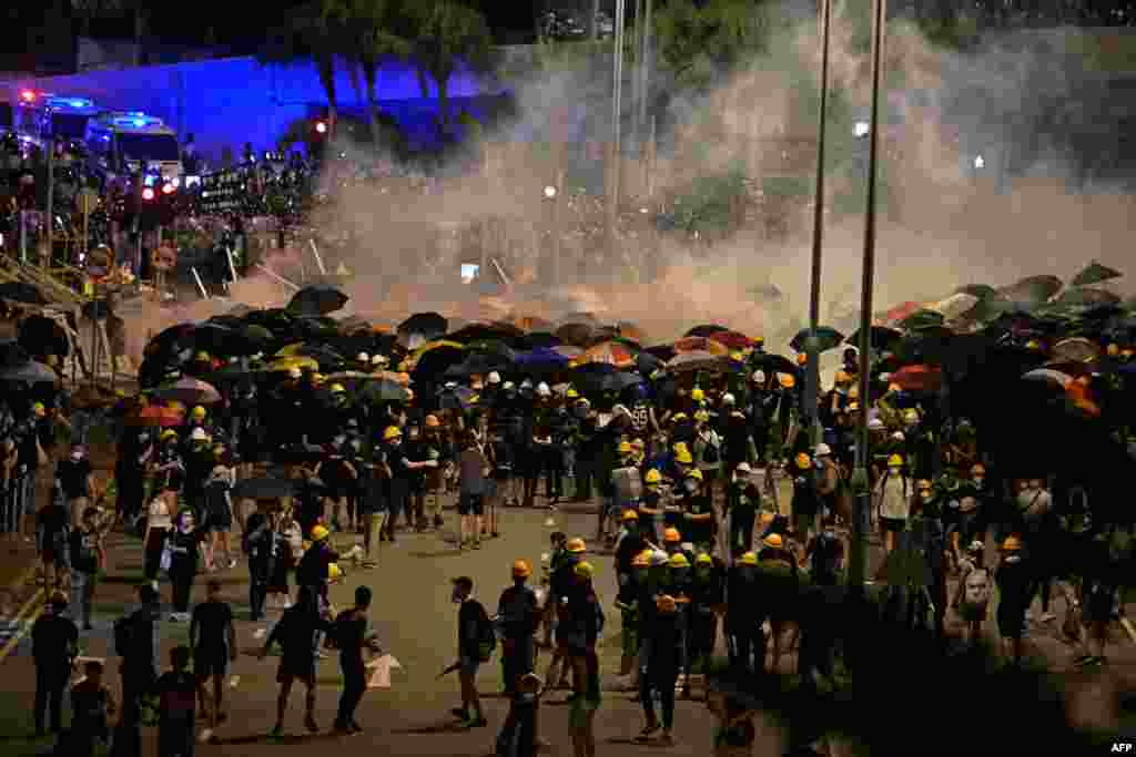 香港警察2019年7月2日凌晨向香港政府總部附近的示威者發射催淚彈。