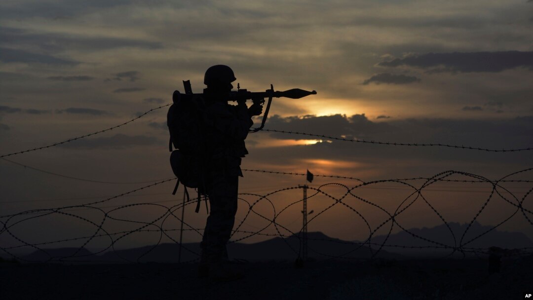 Seorang petugas perbatasan Pakistan berjaga-jaga di pos perbatasan Pakistan-Afghanistan di Chaman, Pakistan, Jum’at, 5 Mei 2017 (foto: AP Photo/Matiullah Achakzai)