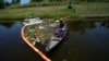 Jack Bates, de la Osprey Initiative, recoge en un río de Nueva Orleáns basura atrapada por la firma Litter Gitter, una de numerosas iniciativas que tratan de evitar que los desechos plásticos lleguen a los océanos. Foto del 27 de mayo del 2022. Foto AP.