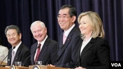 Dari kiri Menhan Jepang Toshimi Kitazawa, Menhan AS Robert Gates, Menlu Jepang Takeaki Matsumoto dan Menlu AS Hillary Clinton setelah pertemuan di Washington (21/6).