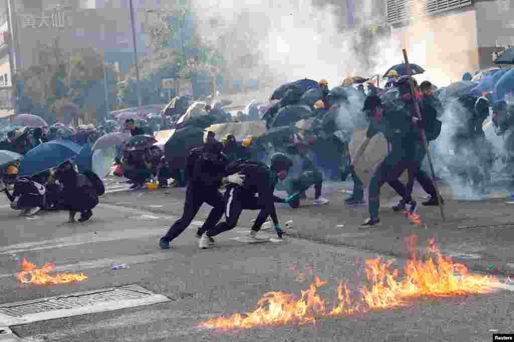 在香港黄大仙，抗议者对警方释放的催泪瓦斯做出反应。(2019年10月1日)