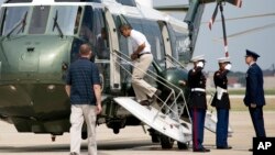 El presidente de Estados Unidos, Barack Obama, cumple 52 años este domingo 4 de agosto y viajó en el helicóptero oficial, Marine I para reunirse con su familia en Camp David y celebrar la fecha con la primera dama Michelle Obama, y sus hijas Malia y Sasha.