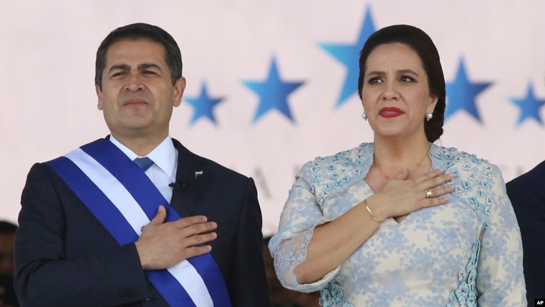 ARCHIVO - El presidente hondureño Juan Orlando Hernández de pie junto a su esposa Ana García, durante la ceremonia de juramentación para su segundo mandato en el Estadio Nacional en Tegucigalpa, Honduras, el 27 de enero de 2018.