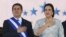 ARCHIVO - El presidente hondureño Juan Orlando Hernández de pie junto a su esposa Ana García, durante la ceremonia de juramentación para su segundo mandato en el Estadio Nacional en Tegucigalpa, Honduras, el 27 de enero de 2018.