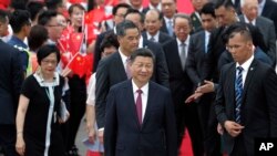 Presiden China Xi Jinping (tengah, depan) tiba di bandara Hong Kong, 29 Juni 2017. 