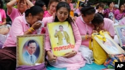 Thais cry as they pray for Thailand's King Bhumibol Adulyadej at Siriraj Hospital where the king is being treated in Bangkok, Thailand, Oct. 13, 2016. 