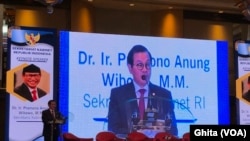 Sekretaris Kabinet Pramono Anung memberikan Keynote Speech dalam Seminar Nasional Reformasi Hukum: Menuju Peraturan Perundangan-undangan yang Efektif dan Efisien, di Hotel Grand Hyatt, Jakarta, Rabu, 28 November 2018. (Foto: VOA/Ghita).