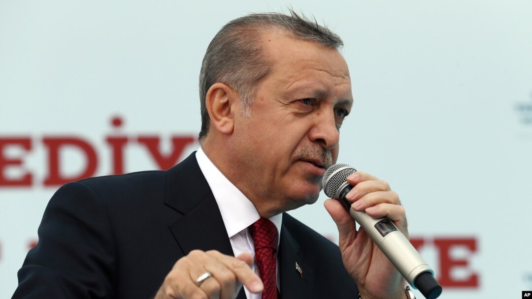 Presiden Turki, Recep Tayyip Erdogan berbicara di depan para pendukungnya di Istanbul (6/5). Erdogan mengatakan, Uni Eropa lebih memperhatikan nasib anjing dan hak-hak kaum gay dari pada pengungsi Suriah.