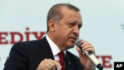 Presiden Turki, Recep Tayyip Erdogan berbicara di depan para pendukungnya di Istanbul (6/5). Erdogan mengatakan, Uni Eropa lebih memperhatikan nasib anjing dan hak-hak kaum gay dari pada pengungsi Suriah.