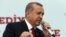 Presiden Turki, Recep Tayyip Erdogan berbicara di depan para pendukungnya di Istanbul (6/5). Erdogan mengatakan, Uni Eropa lebih memperhatikan nasib anjing dan hak-hak kaum gay dari pada pengungsi Suriah.