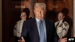 (ARCHIVO) El expresidente de Estados Unidos, Donald Trump, se dirige a los medios de comunicación antes de abandonar el tribunal por el día en la Corte Suprema del Estado de Nueva York en Nueva York el 18 de octubre de 2023.