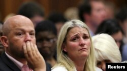 Wanafamilia wa mwanamitindo Reeva Steenkamp, wakisikiliza taarifa ya jaji Masipa, Sept. 12, 2014.