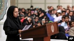 Seorang mahasiswa Universitas Sahar Mehrabi membacakan pidatonya dalam pertemuan dengan Pemimpin Tertinggi Ayatollah Khamenei di Teheran. (Foto: AP)