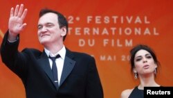 Quentin Tarantino dan istrinya, Daniella Pick, menghadiri Festival Film Cannes di Cannes, Perancis, 18 Mei 2019. (Foto: Reuters)