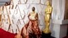 Billy Porter dalam Giles Deacon dan sepatu oleh Jimmy Choo berpose di karpet merah selama kedatangan Oscar di Academy Awards ke-92 di Hollywood. (Foto: Reuters)