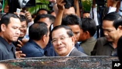 Cambodian Prime Minister Hun Sen, center, enters a car after a meeting in Senate headquarters in Phnom Penh, file photo. 