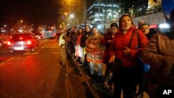 Santiago'da sokağa dökülen halk