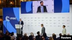 El vicepresidente de Estados Unidos, JD Vance, habla en la Conferencia de Seguridad de Múnich (MSC), en Múnich, Alemania, el 14 de febrero de 2025. 