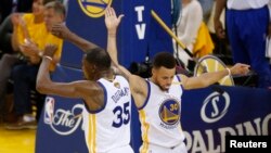 Stephen Curry et Kevin Durant lors de la finale NBA 2017 à Oakland, Etats-Unis le 4 juin 2017. (Cary Edmondson / USA TODAY Sports)