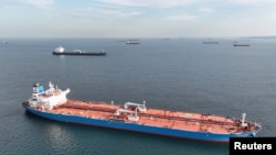 Нафтові танкери чекають на якірній стоянці в Чорному морі біля Кіліоса поблизу Стамбула, Туреччина, 8 грудня 2022 року, на третій день після набуття чинності європейських санкцій проти експеорту російської нафти. REUTERS/Mehmet Emin Caliskan
