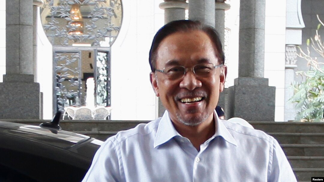Pemimpin oposisi Malaysia Anwar Ibrahim tiba di pengadilan Putrajaya, yang terletak di luar kota Kuala Lumpur (6/3).