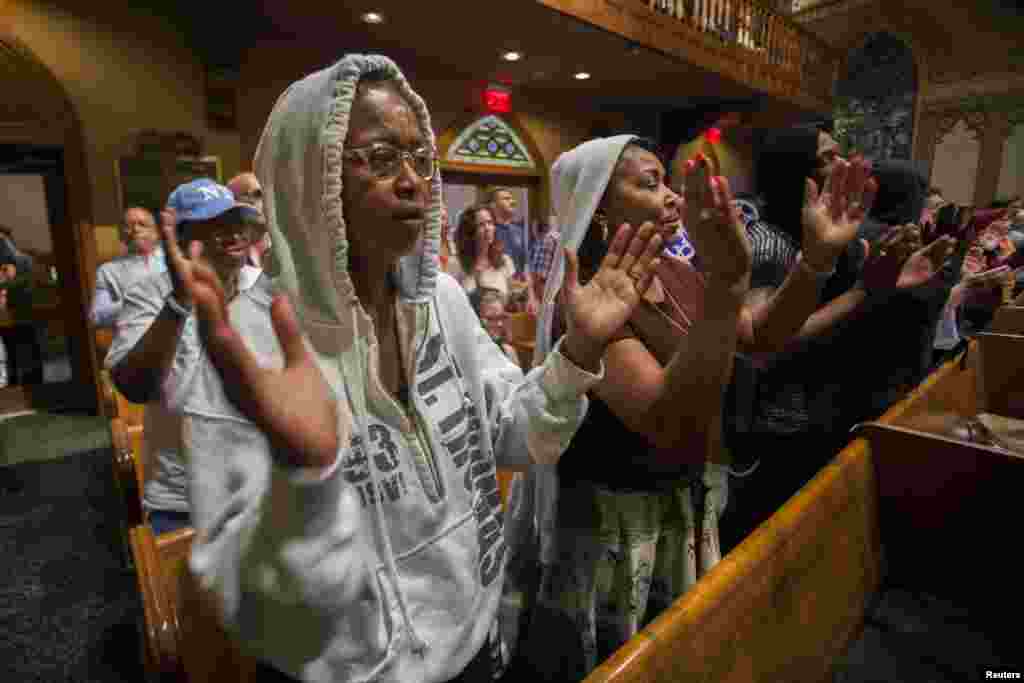 Jemaat Gereja Middle Collegiate mengadakan doa bersama sambil memakai jaket berkerudung untuk mendukung mendiang Trayvon Martin, menyusul pembebasan terduga pembunuhnya George Zimmerman, New York (14/7). (Reuters/Keith Bedford)