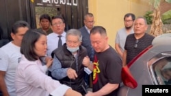 El expresidente peruano Alberto Fujimori, acompañado de sus hijos Keiko y Kenji, sale de prisión tras ser liberado por el restablecimiento de un polémico indulto de 2017 por motivos humanitarios, el 6 de diciembre de 2023.