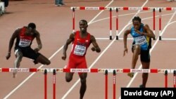 Nicholas Bett du Kenya, ici, premier à gauche participe à la finale du 400 m haies des championnats du monde à Beijing, en Chine, le 25 août 2015.