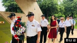 지난 2018년 5월 캔자스 주 미주리 주 한국전 기념비에서 한나 김이 한국전 참전용사들과 헌화하고 있다.