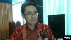 Pengamat ekonomi dari Universitas Indonesia, Berly Martawardaya menilai pemerintah selalu lambat melakukan antisipasi terkait persoalan pangan sehingga harga-harga tidak stabil. Hal tersebut disampaikannya di Jakarta, Sabtu (20/6). (VOA/Iris Gera)