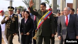 El presidente Nicolás Maduro llega a un acto para conmemorar el bicentenario de la Batalla de San Félix junto a su esposa, Celia Flores.