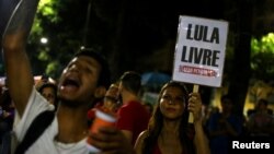 Partidarios del expresidente de Brasil, Luiz Inácio Lula da Silva protestan contra una sentencia de prisión que enfrenta el mandatario por cargos de corrupción. Río de Janeiro, Abril 6 de 2018. La Policía Federal informó que continúan las negociaciones para la rendición del exmandatario.