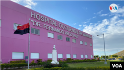 Un hospital público en Managua ondea una bandera del gobernante Frente Sandinista y no el pabellón nacional. Foto Houston Castillo, VOA.