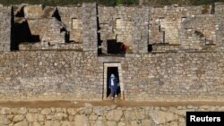 Seorang pengunjung berjalan di benteng Inca Machu Picchu di Cusco 2 Desember 2014. Para arkeolog menemukan kompleks pemandian Inca yang dibangun pada 500 tahun lalu di Pegunungan Andes, Peru. (Foto: Reuters)