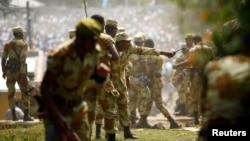 Des membres des forces de l'ordre essaient de stopper les manifestants oromo lors de leur festival dans la région d'Oromia, Ethiopie, le 2 octobre 2016.