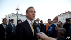 Moldova's Prime Minister Lurie Leanca, center, speaks with the media a on Thursday, Nov. 28, 2013