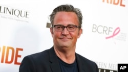 ARCHIVO - Matthew Perry asiste al estreno de "Ride" en Los Ángeles el 28 de abril de 2015. 