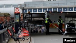Petugas kepolisian mengamankan lokasi penemuan paket mencurigakan dekat stasiun kereta Waterloo di London, Inggris, 5 Maret 2019. 