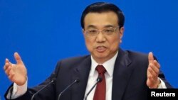 PM baru China Li Keqiang menjawab pertanyaan-pertanyaan atas berbagai isu dalam konferensi pers pertamanya sebagai PM di Beijing, Minggu (17/3). 