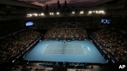 Nick Kyrgios dari Australia (kanan), dan Dominic Thiem dari Austria berhadapan dalam pertandingan putaran ketiga, kejuaraan tenis Australia Terbuka di Melbourne, Australia, Jumat, 12 Februari 2021. (AP Photo / Hamish Blair)