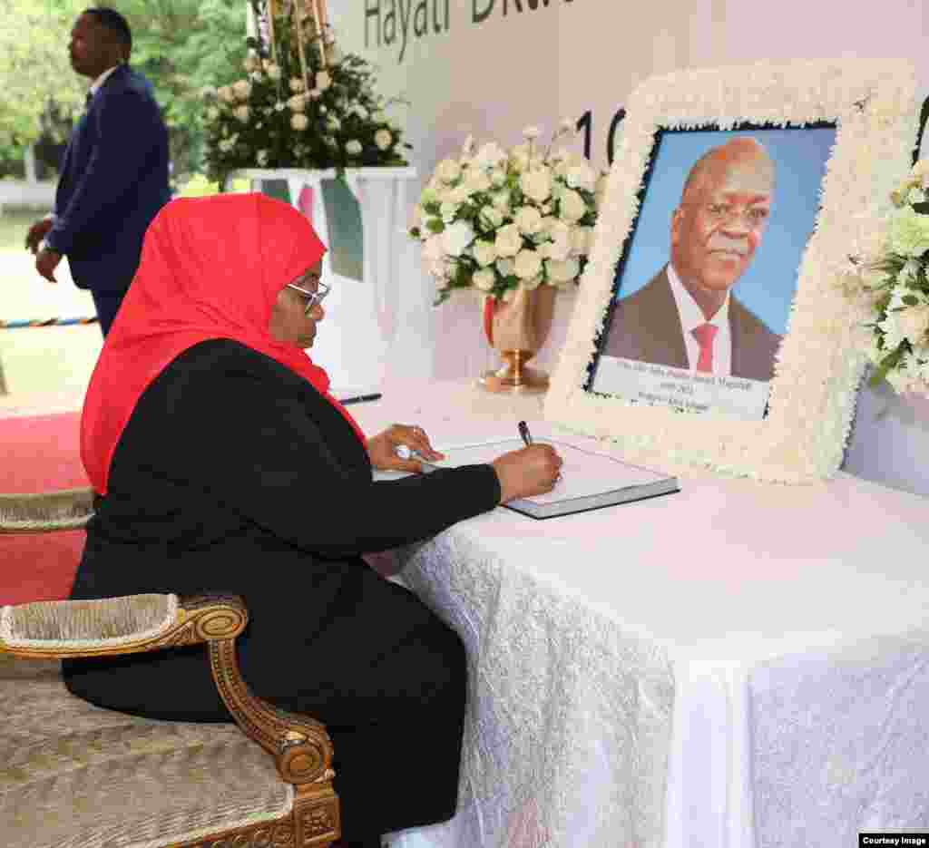 Rais Samia Suluhu Hassan akisaini kitabu cha maombolezi kufuatia kifo cha Rais John Magufuli (Picha na Ikulu)