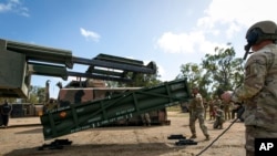 Seorang tentara AS memasang sistem persenjataan the Army Tactical Missile System (ATACMS) di Williamson Airfield in Queensland, Australia, 26 Juli 2023. (Foto: U.S. Army via AP)