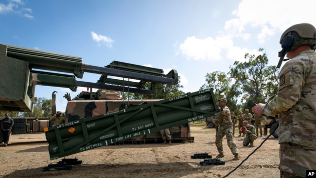 Seorang tentara AS memasang sistem persenjataan the Army Tactical Missile System (ATACMS) di Williamson Airfield in Queensland, Australia, 26 Juli 2023. (Foto: U.S. Army via AP)
