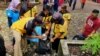 Kerja bakti membersihkan sampah di Taman Wisata Alam Tretes pada peringatan Hari Peduli Sampah Nasional 2019 (foto Petrus Riski-VOA).