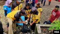 Kerja bakti membersihkan sampah di Taman Wisata Alam Tretes pada peringatan Hari Peduli Sampah Nasional 2019 (foto Petrus Riski-VOA).