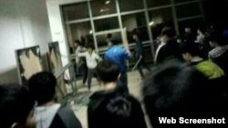 广东学生怒砸军校（网络图片）