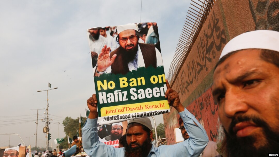 حافظ سعید کے حامی ان پر پابندیوں کے خلاف احتجاج کر رہے ہیں۔ (فائل فوٹو)