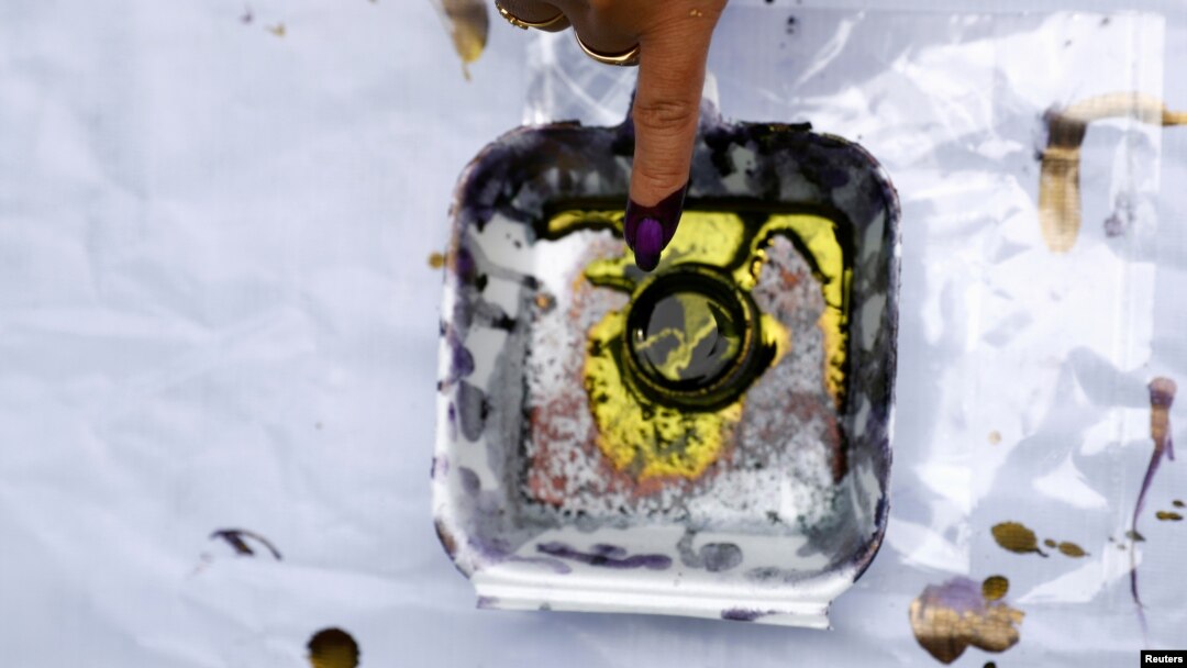 Seorang pemilih mencelupkan jarinya setelah memasukan surat suara dalam pemilu, Jakarta, 17 April 2019. (Foto: REUTERS)