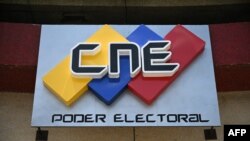 El logo del Consejo Nacional Electoral se ve en la fachada principal de la sede del órgano comicial venezolano, en Caracas, el 5 de marzo de 2024.