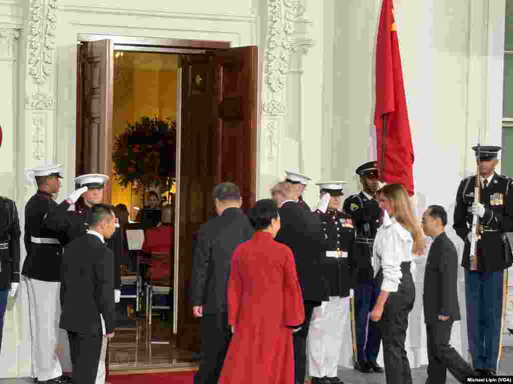 9月24日，特朗普总统夫妇在白宫设宴款待中国领导人习近平及夫人彭丽媛(美国之音记者利平拍摄)